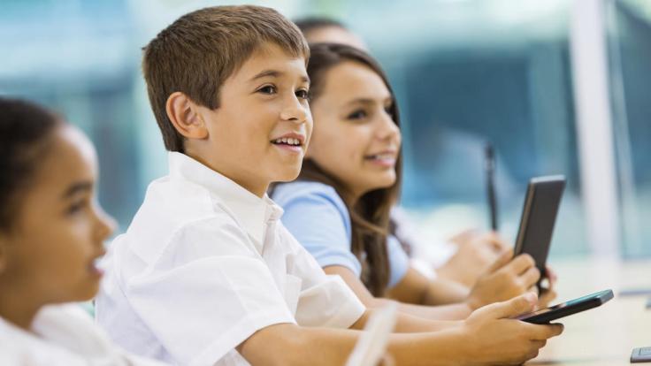 educationstockschoolkidstudenthappytabletclassroom